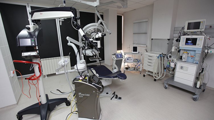 Под обща упойка излекуваха наведнъж болните зъбчета на 3-годишно момиченце