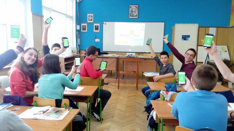 Мобилните телефони в клас - само за учене