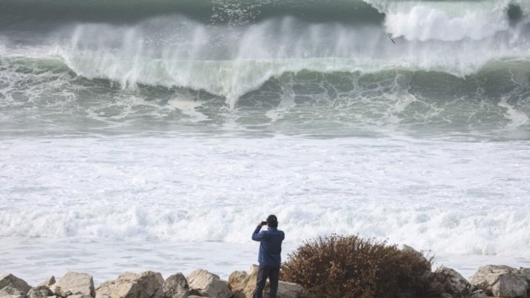 Гигантски вълни заляха  бреговете на Калифорния