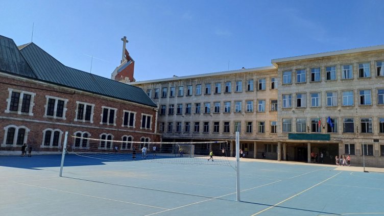 Започнаха строително-монтажните дейности в още две училища във Варна