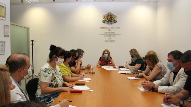 Обсъдиха с бранша критериите за отпускане на помощта от 10 млн. лв. за туроператори