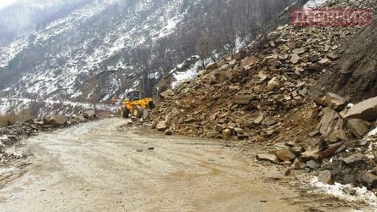 Свлачище падна на пътя София - Своге