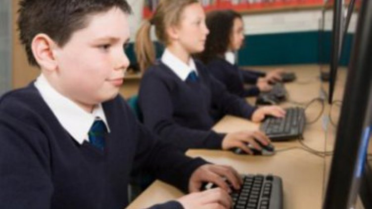 Над половината ученици ползват видео уроци и онлайн помагала