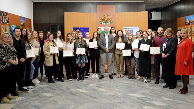Наградиха ученици доброволци от клубовете по превенция