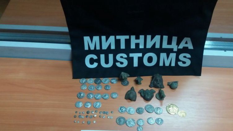 Предотвратиха опит за контрабанда на старинни монети и апликации