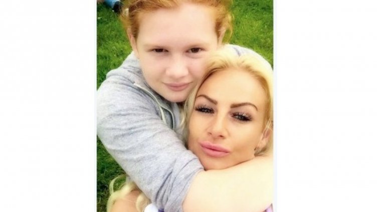 Британка събира пари за силикон за 12-годишната си дъщеря