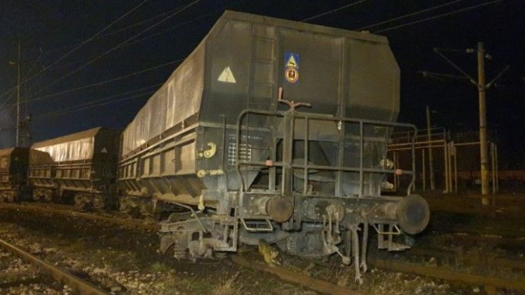 Товарен влак дерайлира на гарата в Мездра