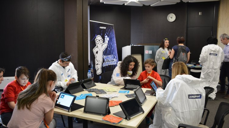 СПЕЦИАЛИСТИ ОТ ДЪРЖАВНА АГЕНЦИЯ „ЕЛЕКТРОННО УПРАВЛЕНИЕ” (ДАЕУ) обучават деца на безопасен интернет в цялата страна.