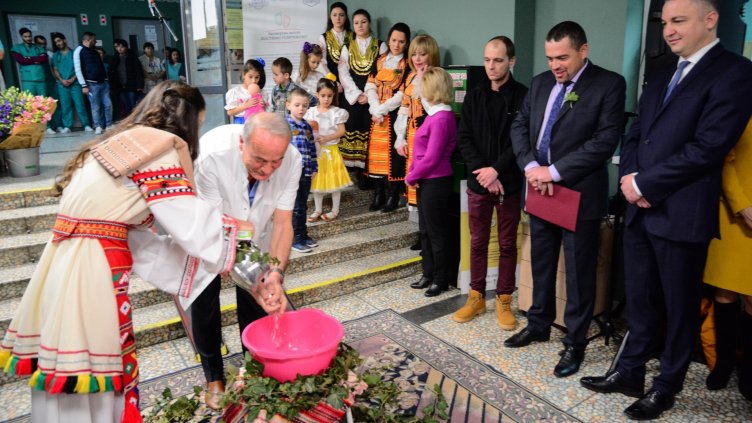 Акушер гинекологът д-р Добрин Николов пресъздаде обичая в АГ болницата.