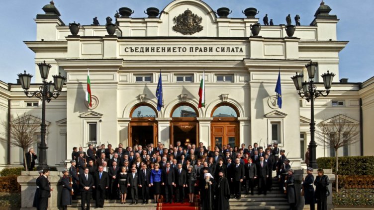 Почти месец ваканция за депутатите по Коледа