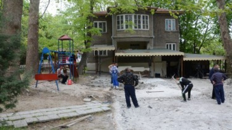Премахнаха бетона пред зоокъта в Морската