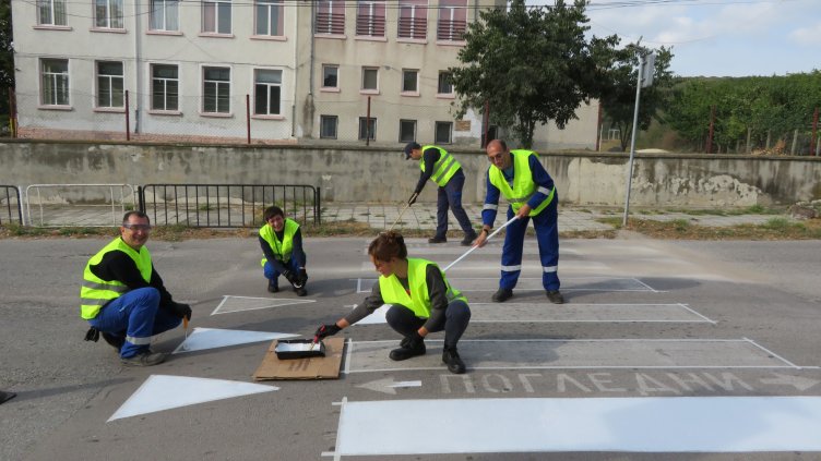 За първия учебен ден „Солвей Соди“ боядиса пешеходни пътеки в Девня