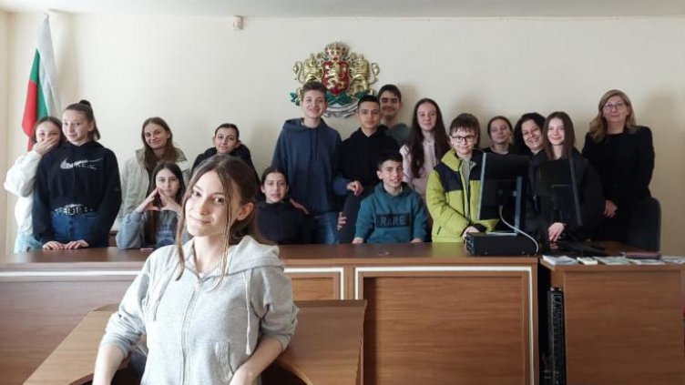 Седмокласници посетиха Районен съд – Варна 