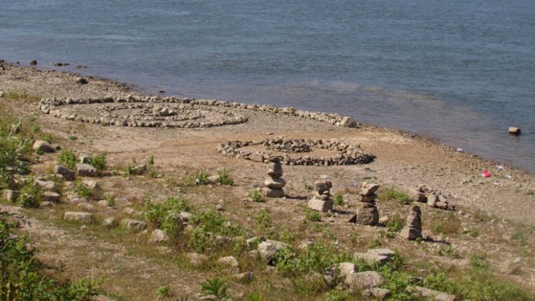 Стотици камъни оформиха впечатляващи фигури на русенския бряг