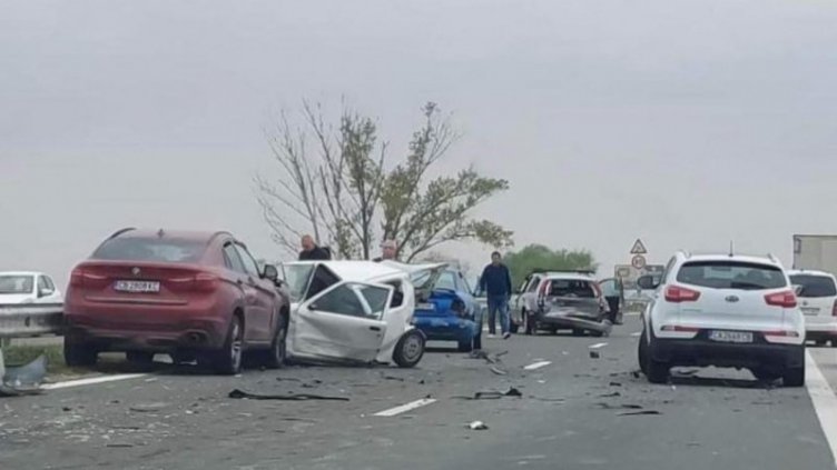 Верижна катастрофа и горяща кола затапиха АМ "Тракия"