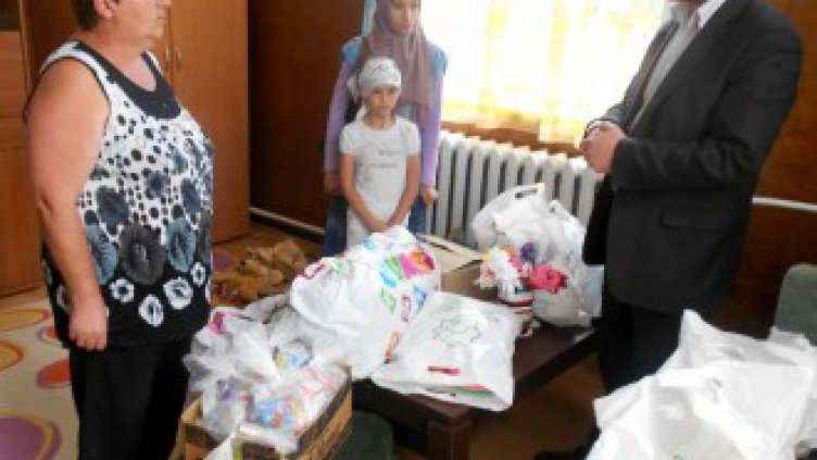 Раздават храна на бедните мюсюлмани преди Байрама