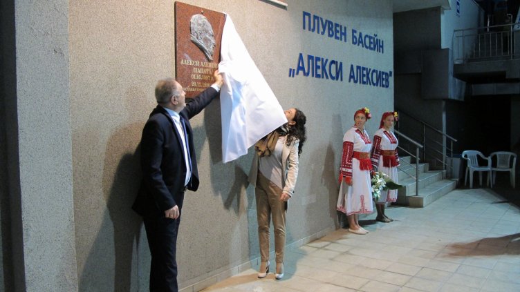 Барелефи на трима легендарни плувци откриха във Варна