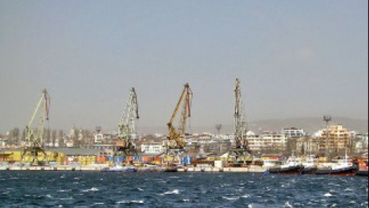 Пет кораба са изоставени в пристанище Варна