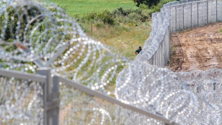 Строим оградата по границата без обществена поръчка
