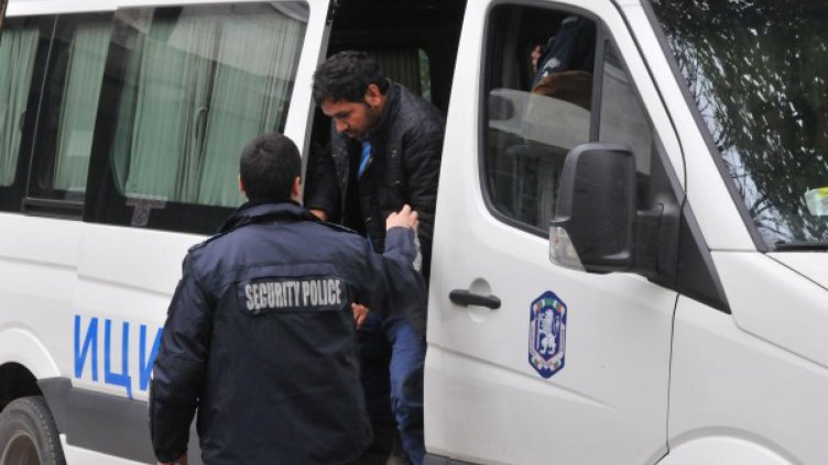 Брезнишките полицаи спипаха 37 мигранти в 2 коли