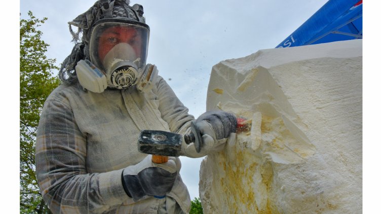 Скулптори от 4 страни ваят фигури от камък в курорта Св. св. Константин и Елена (СНИМКИ)