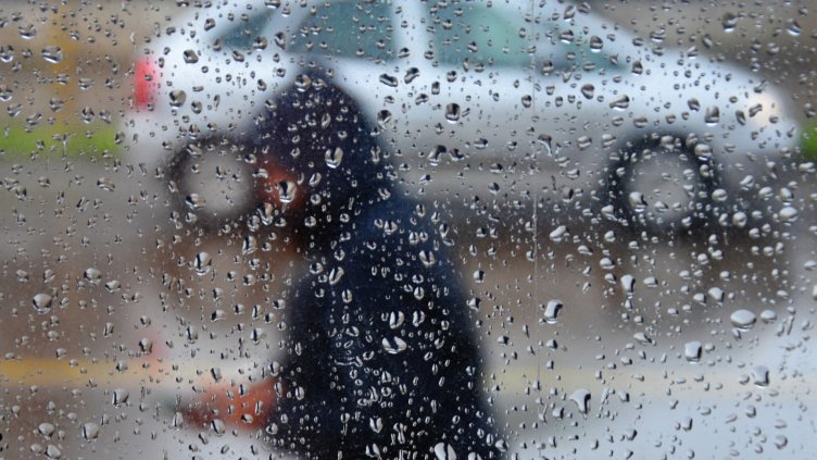 Разкъсана облачност и слаб дъжд по Черноморието в сряда