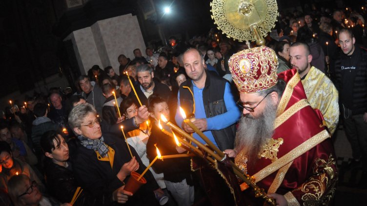 Стотици варненци събра катедралният храм в нощта на Възкресение Христово (СНИМКИ)