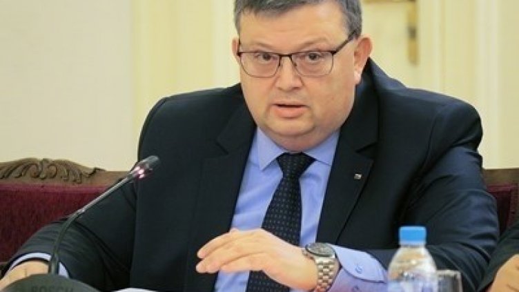 Изненадващ ход: Цацаров изпревари политиците, хвърля оставката си