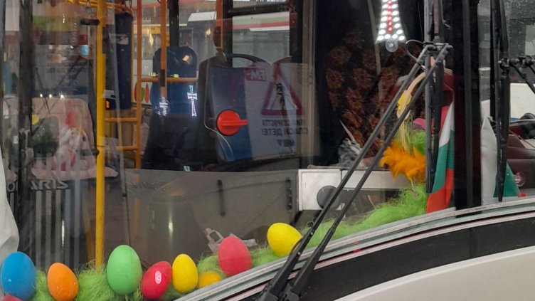 Варненски автобус блесна с украса за Великден