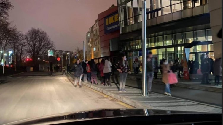 Напуснете незабавно! Нареждането шашна варненски мол, опразниха го!