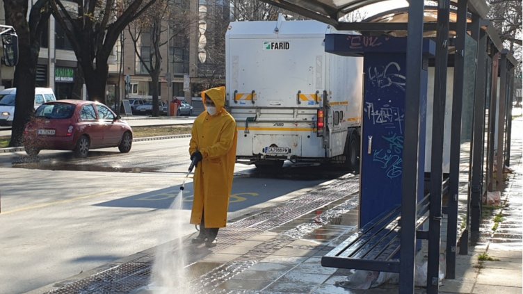 Девет машини дезинфекцират над 400 автобусни спирки във Варна