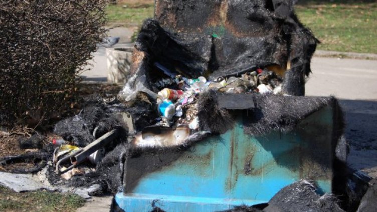 Задържаха седем ученици, увредили 12 контейнера за смет