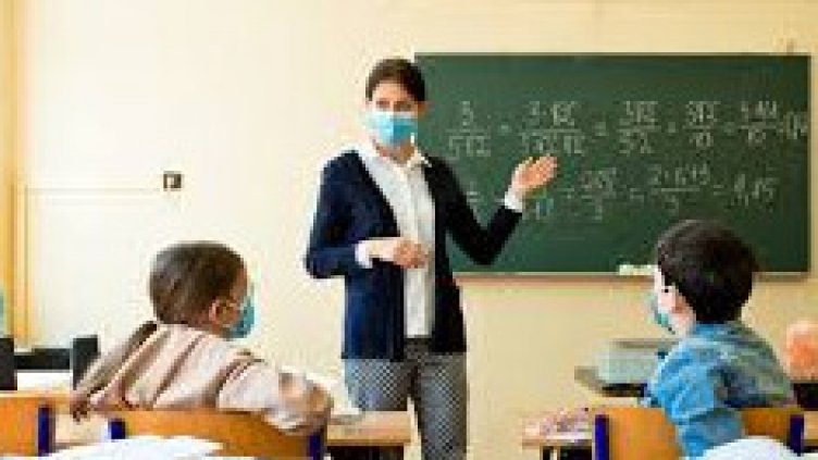 Два дни почивка за учителите, ако се ваксинират