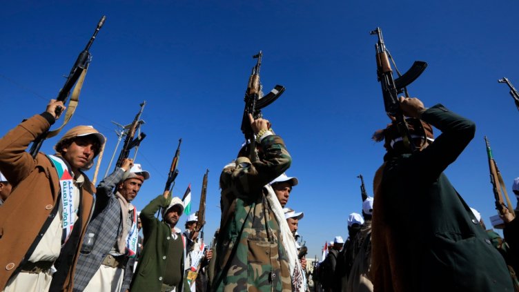 Нападнатият от хутите кораб, пътуващ за Варна, е сериозно повреден и потъва