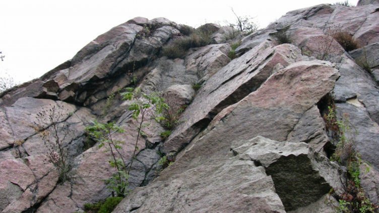 Туристи паднаха от скала в бургаско село
