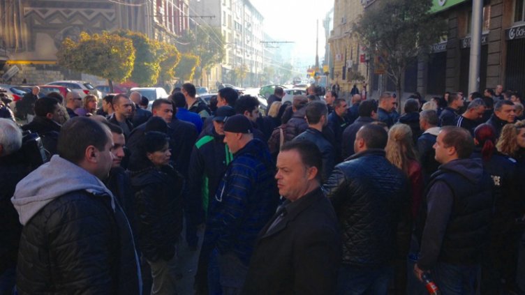 Полицаи се събират пред Министерството на финансите