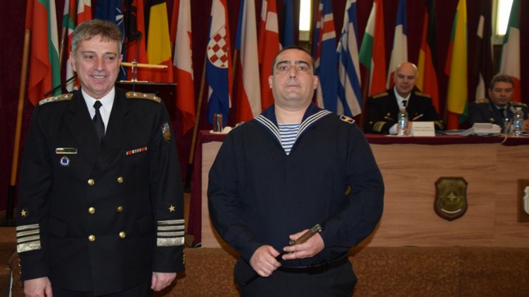 Наградиха матрос, спасил човешки живот