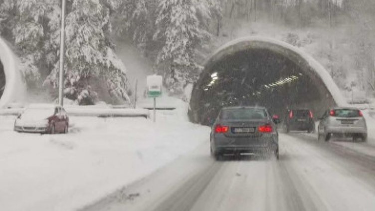 Ситуацията по пътищата се усложнява