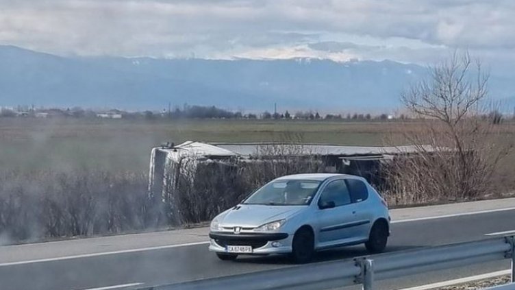  Камион се обърна в канавката на AM "Тракия"