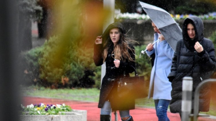 Дъждът във Варна спира чак утре по обяд