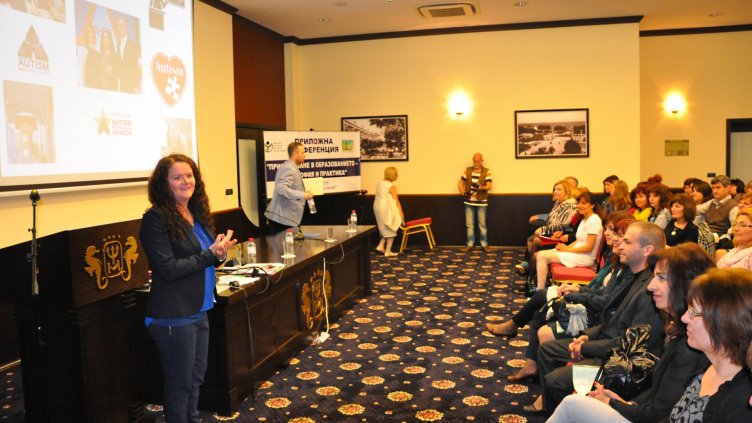 РЕСУРСНИ УЧИТЕЛИ ОТ ЦЯЛАТА СТРАНА изслушаха с интерес примери от практиката на Елизабет Харис за работата й с деца аутисти Снимка ПЛАМЕН ГУТИНОВ