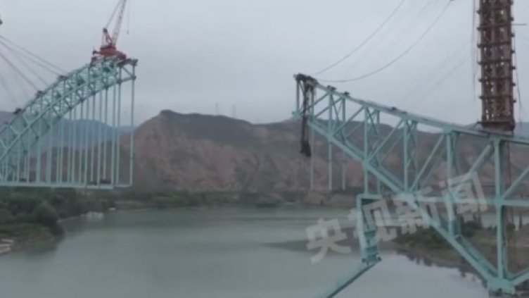 12 души загинаха при падане на мост