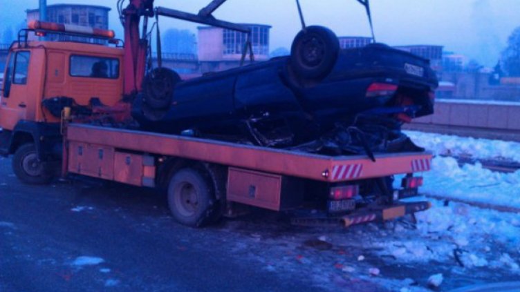 Нов ад в Пловдив: Двама загинаха след удар в стълб