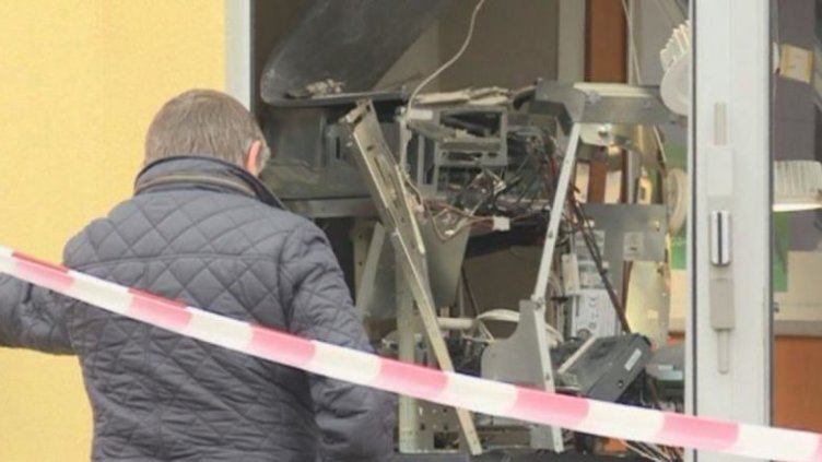 Банкомат горя на бензиностанция във Варна