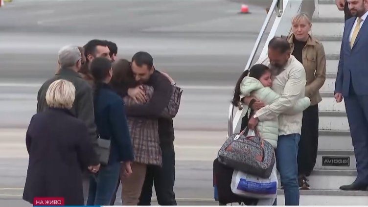 Българските моряци прегърнаха близките си