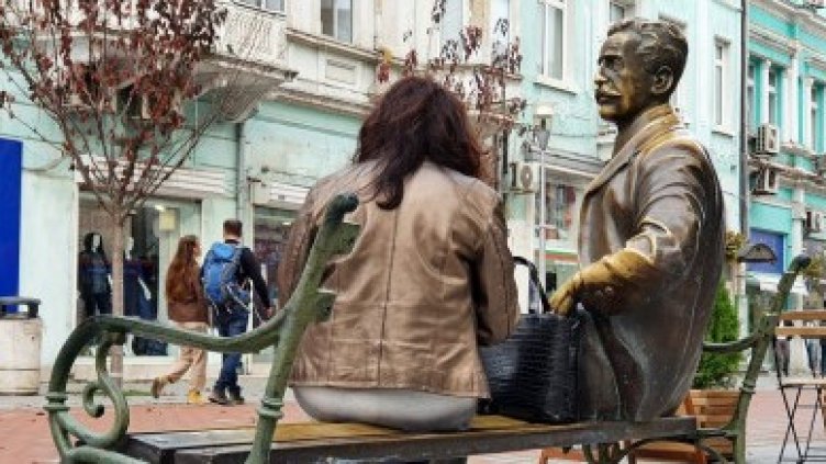 Грозно: Обраха част от месинга на пейката с арх. Дабков във Варна