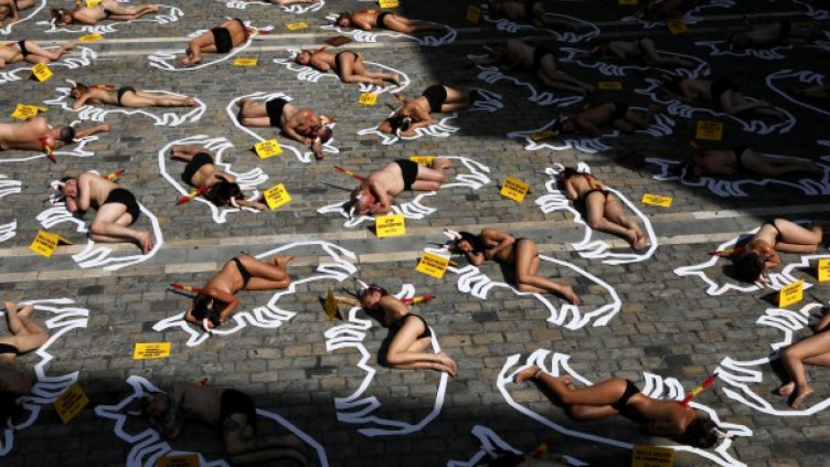 Природозащитници протестираха полуголи срещу традиционен фестивал на бикове в Испания