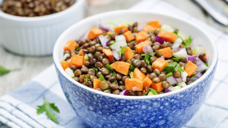 Средиземноморска салата с леща, лук и моркови
