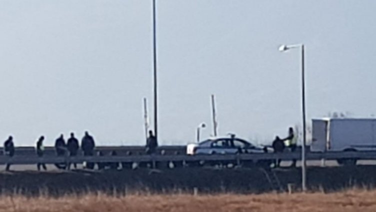 Заловиха пореден бус, натъпкан с мигранти