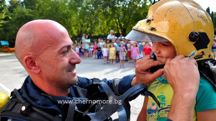 Гасиха пожар в ЦДГ №8 „Христо Ботев“ (СНИМКИ)